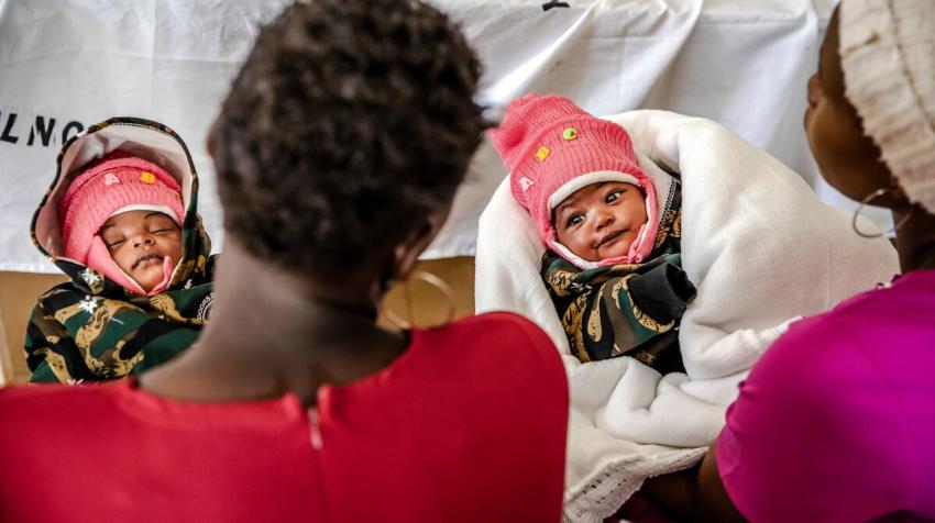 在米戈利县克汉查镇的提马鲁次级县四级医院，母亲们带着孩子在等待助产士护理，摄于肯尼亚，2022年6月8日。人口基金
