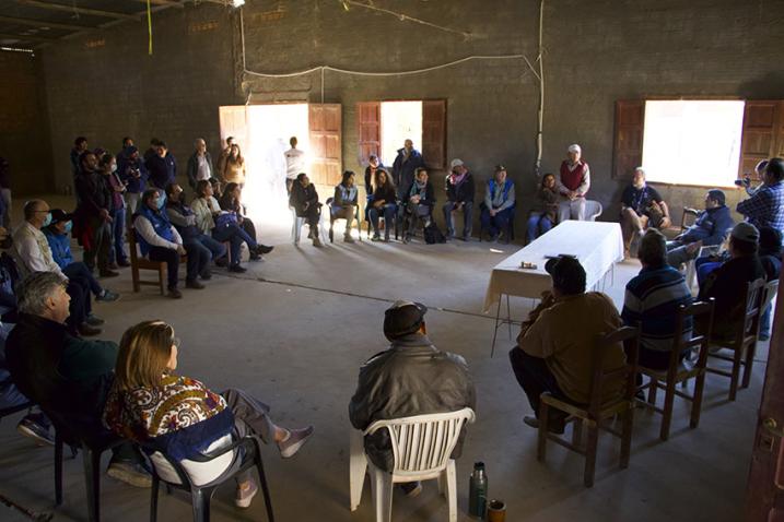 Reunión de varias personas en un recinto