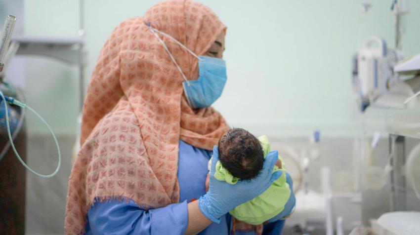 卫生工作者艾达•穆罕默德在也门亚丁的阿夏巴医院照顾新生儿，摄于2022年2月24日。人口基金