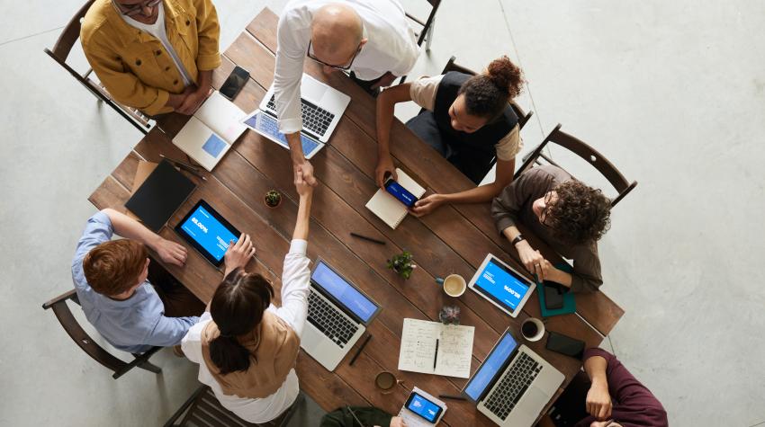 Une partie de l’héritage de la pandémie de COVID-19 est une prise de conscience renouvelée de l’importance des interactions humaines, y compris sur le lieu de travail. Photo : fauxels/Pexels