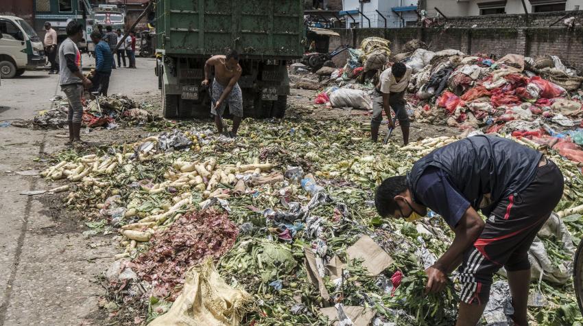 Un exemple de gaspillage alimentaire dans la rue près du marché de fruits et légumes Kalimati à Katmandou, au Népal, le 31 juillet 2017. © Chris Steele-Perkins/Magnum Photos pour la FAO