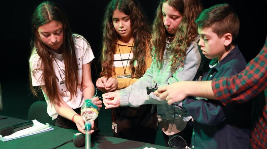 Almost 2,000 children from 14 schools have participated, showcasing nearly 90 scientific projects of their own (Photo: UdA)