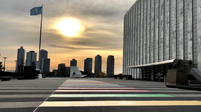 ONU Info/Anton Uspensky Le soleil se lève sur le chemin des ODD sur l'esplanade devant le bâtiment de l'Assemblée générale des Nations unies à New York.