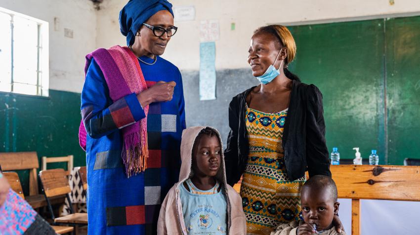 Winnie Byanyima (izquierda), Directora Ejecutiva del Programa Conjunto de las Naciones Unidas sobre el VIH/Sida, visita al Grupo de Apoyo a la Mujer Lusapila, en el Centro de Desarrollo Comunitario del Consejo Municipal de Lusaka, Zambia.  8 de junio de 2