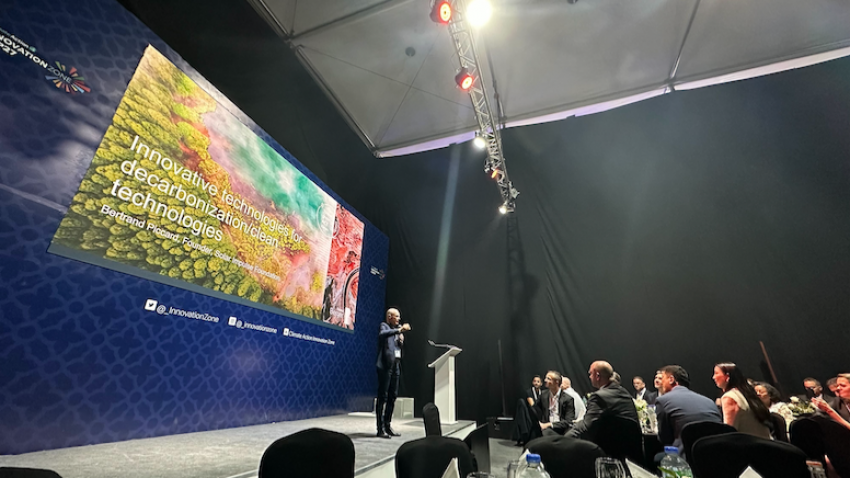 A photo of Bertrand Piccard speaking in a conference during cop27