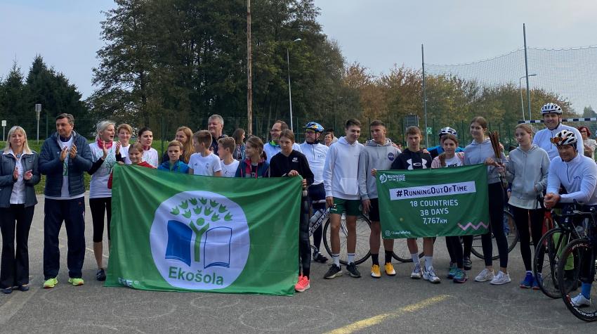 المرحلة 426 من المسيرة التتابعية لحملة "الوقت ينفد" في مدرسة ليسكوفيك الابتدائية في سلوفينيا مع مؤسسة التثقيف البيئي (FEE) في سلوفينيا والرئيس بوروت باهور (الثاني من اليسار)، 19 تشرين الأول/ أكتوبر 2022. الصورة مقدمة من Abe Lim. 