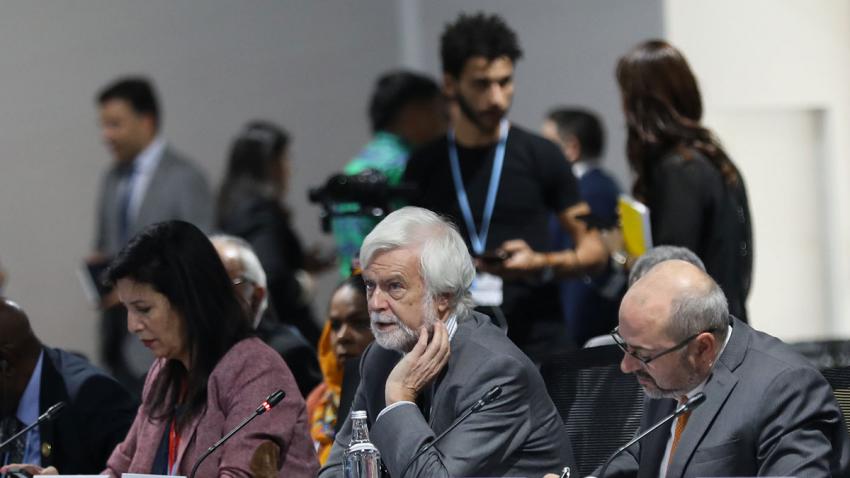 Jim Skea during a conference meeting in COP27