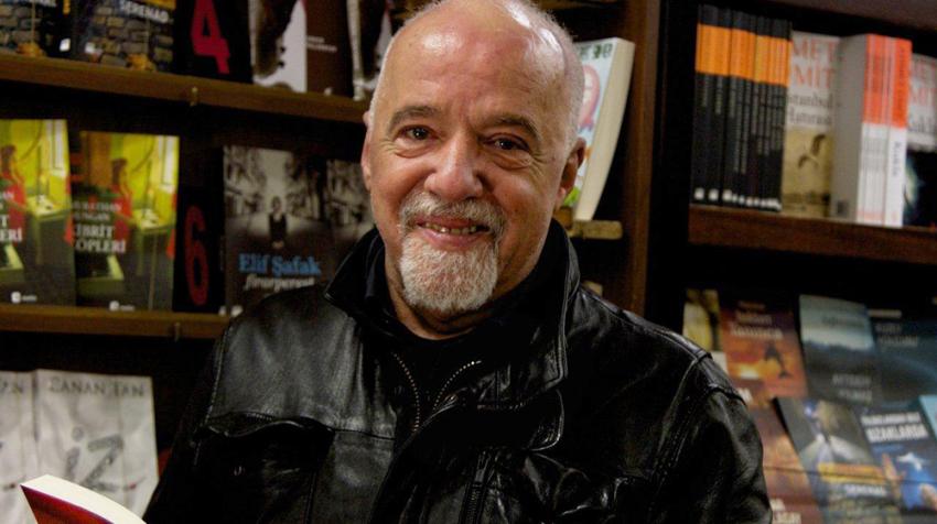 Paulo Coelho Paulo Coelho at a bookstore
