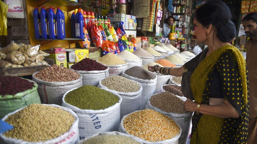 年3月17日，在巴基斯坦卡拉奇市中心著名的皇后市场，主厨祖贝达•塔里克正在杂货摊上挑选豆类食材。粮农组织/Asif Hassan