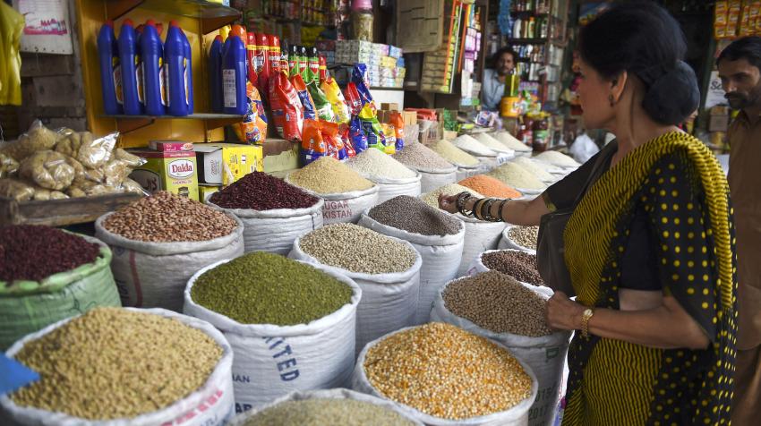 Chef Zubaida Tariq selecting pulses at a grocery stall at Empress Market, a famous market in downtown Karachi, Pakistan. 17 March 2016. © FAO/Asif Hassan