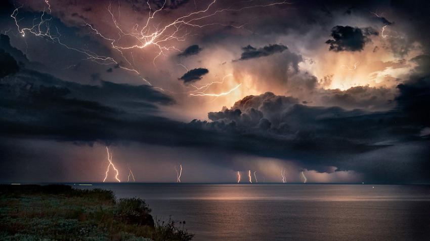 Nubes de tormenta y relámpagos en Mykolaiv (Ucrania), 19 de junio de 2021. Del concurso de fotografía para el calendario de la Organización Meteorológica Mundial (OMM) de 2023. Yurii Bershadskiy/OMM