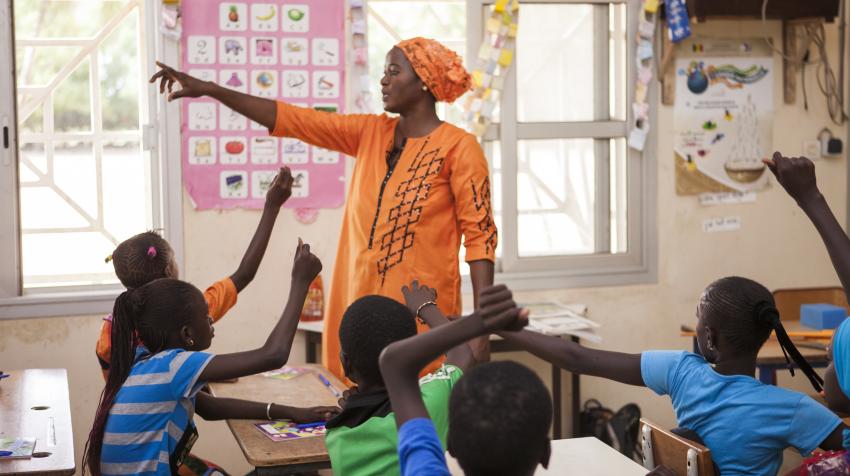 حملة ميدانية في السنغال، جزء من مشروع (RELIEFH): موارد تعليمية مجانية للمساواة بين الجنسين، التي ينفذها معهد الفرنكوفونية للتعليم والتدريب (IFEF). الصورة: المنظمة الدولية للفرنكوفونية (IOF)