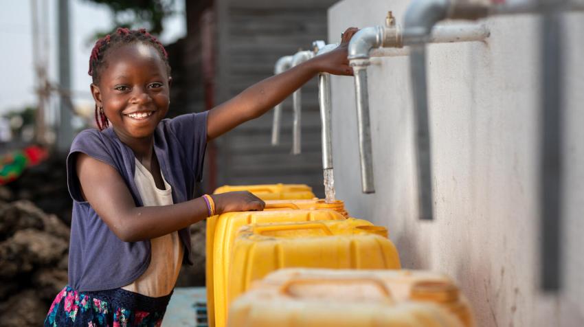 Marie, 7, draws water from a standpipe built with the support of UNICEF in the Buhene district of Goma, capital of North Kivu province, Democratic Republic of Congo. © UNICEF/Gwenn Dubourthoumieu 