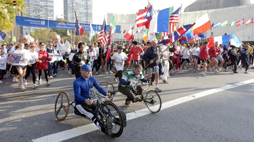 2003年11月1日，来自88个国家的跑者齐聚纽约参加国际友谊跑，跑程为四英里，终点为中央公园。许多跑者都带着他们的国旗。联合国图片/Evan Schneider