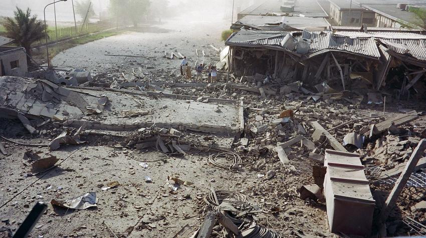 2003年8月19日，汽车炸弹摧毁了联合国驻巴格达办事处驻地建筑的外围。联合国图片/Timothy Sopp