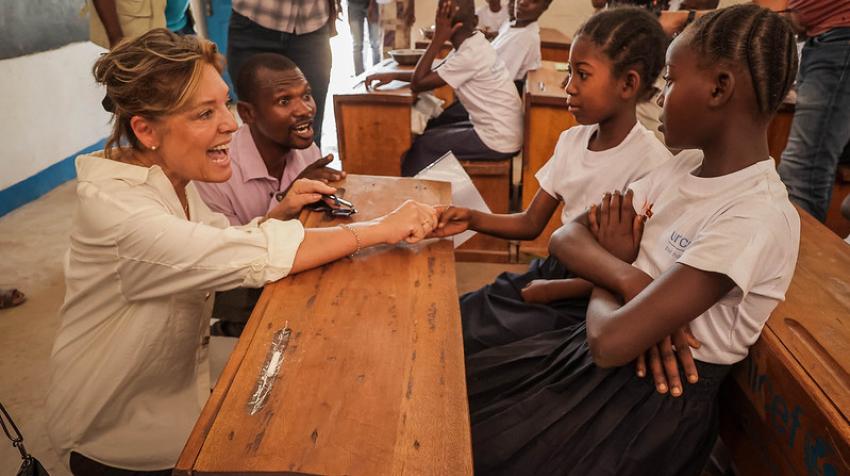 La directora ejecutiva de La Educación No Puede Esperar, Yasmine Sherif, visita una clase en la inauguración de la escuela Lubile de educación primaria en la aldea de Mpungwe, en Tanganica (República Democrática del Congo) el 26 de octubre de 2022. © ECW/
