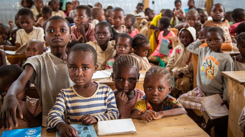 Des élèves dans un espace d’apprentissage transitoire, conçu pour des enfants de 6 à 13 ans, dans le village de Kikumbe, dans la province du Tanganyika, en République démocratique du Congo (RDC), le 26 octobre 2022. © ECW/Justin Makangara