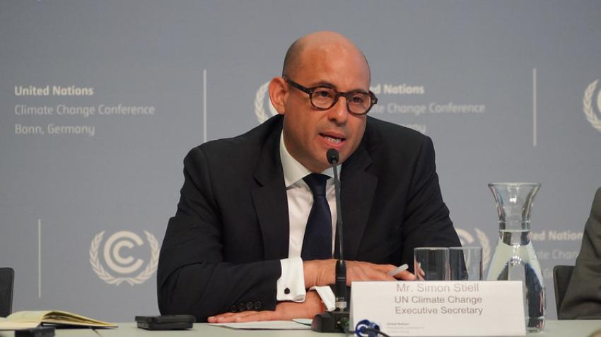 Simon Stiell, Secrétaire exécutif de la Convention-cadre des Nations Unies sur les changements climatiques (CCNUCC), informe la presse lors de la journée d’ouverture de la Conférence sur les changements climatiques à Bonn, en Allemagne, le 5 juin 2023. UN