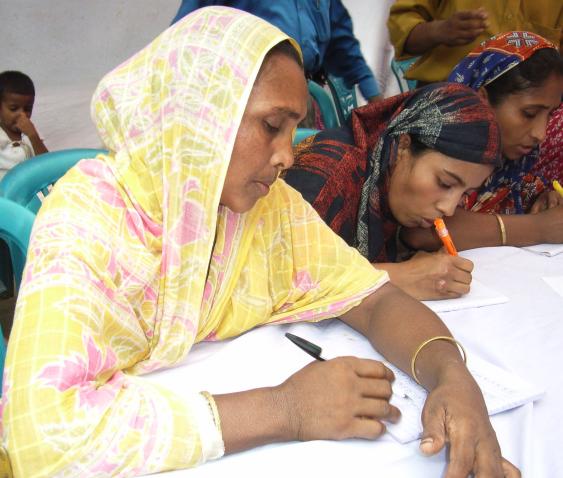 2007年，孟加拉国农村地区的妇女参加公共阅读和写作比赛。图片/Ulrike Hanemann