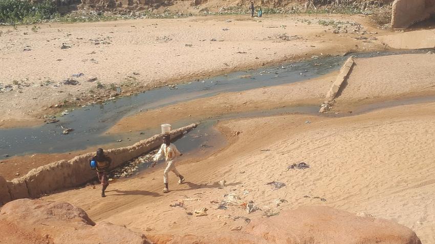 对气候危机“贡献”最小的人，却是在气候危机面前最脆弱的人。两名儿童在几近干涸的河床上行走，摄于尼日利亚贡贝，2023年1月18日。维基共享资源/Macocobovi，知识共享署名-相同方式共享4.0
