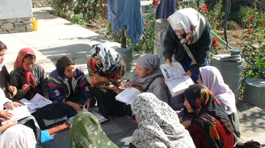 2007年，在阿富汗喀布尔调解人家后院举办的扫盲班。图片/Ulrike Hanemann
