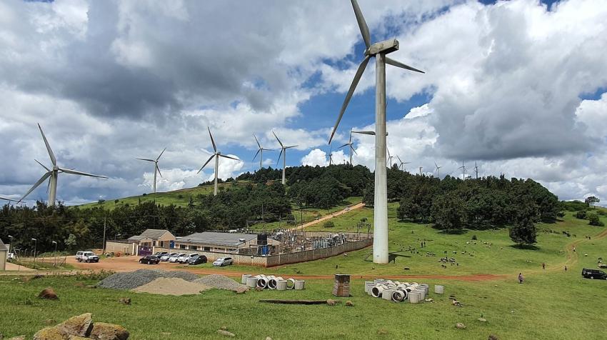 Des éoliennes et une centrale électrique à Ngong Hills, au Kenya, le 2 mai 2021. Wikimedia Commons
