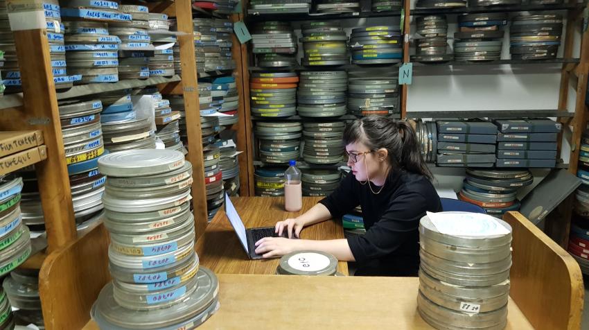 ميغان شيلدز، المتدربة السابقة في قسم المحفوظات باليونسكو، تقوم بجرد الأفلام في مقر اليونسكو. الصورة: UNESCO (2018)