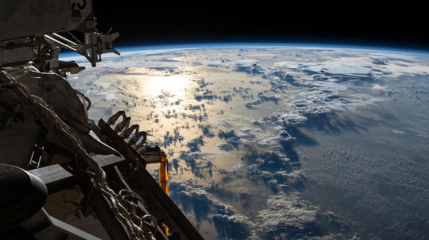 تستثمر وكالة الفضاء الوطنية الأمريكية (NASA) في مفاهيم لاقتصاد فضاء تجاري نابض بالحياة في المستقبل. المشهد هنا لمحطة الفضاء الدولية، التي تدور فوق خط التاريخ الدولي في 20 تموز/ يوليو 2018. الصورة من وكالة الفضاء الوطنية الأمريكية (NASA)