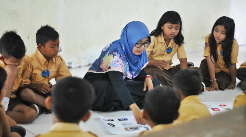 Un profesor con estudiantes en Klaten, Kabupatén Klatén, Jawa Tengah, Indonesia, 10 de mayo de 2020. Husniati Salma en Unsplash