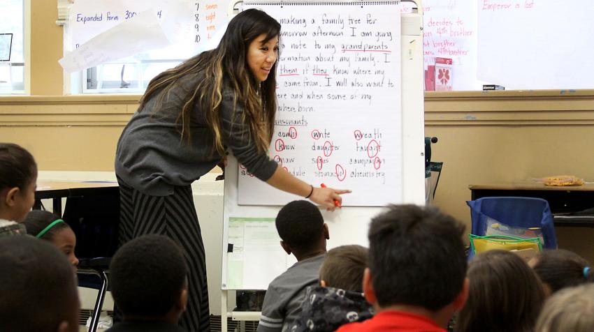 Shaui Bian, graduada por la Universidad de Illinois Springfield, en Estados Unidos, imparte una clase a alumnos de una escuela primaria local, abril de 2015. Foto: Universidad de Illinois Springfield