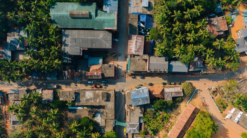 印度喀拉拉邦一个村庄的鸟瞰图。Unsplash/Jeswin Thomas