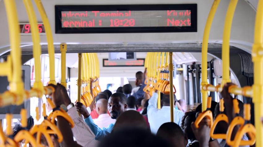 Ciudadanos a bordo del autobús DART en Dar es Salaam, Tanzania. © ONU-Hábitat/Julius Mwelu