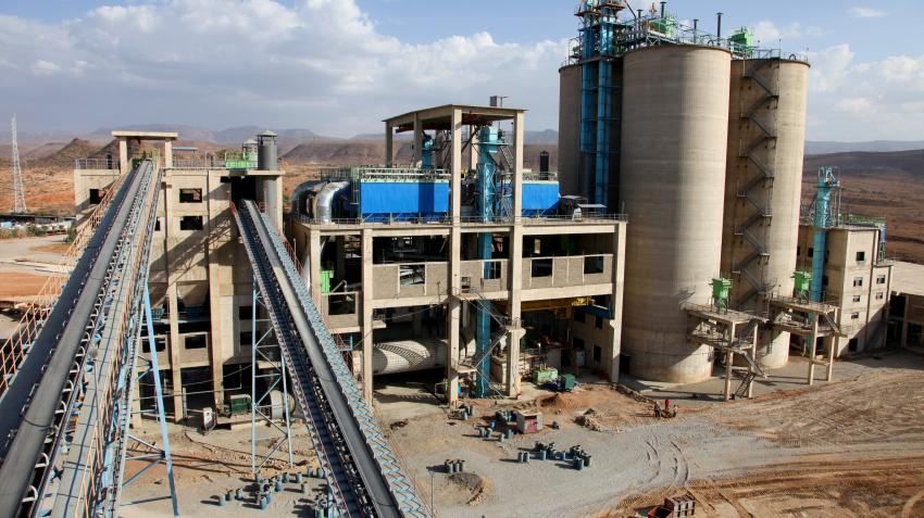 مصنع الشركة الوطنية لحصة الأسمنت في إثيوبيا في دير داوا، 15 آذار/ مارس 2013. الصورة: Gavin Houtheusen/Department for International Development، من موقع Wikimedia.org