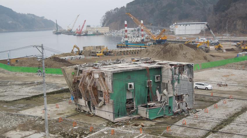 Разрушенное здание, завалившееся на бок, в порту Онагава вблизи японского города Исиномаки, который считается центром цунами, обрушившегося на страну в 2011 году. Фото: УКГВ/Масаки Ватабе