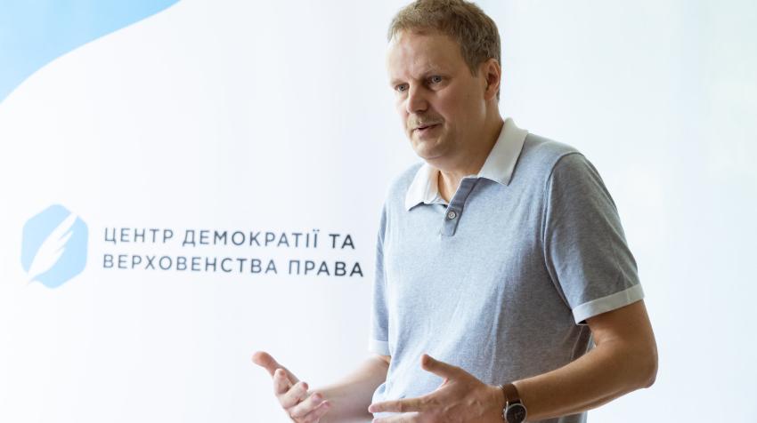 Andrei Richter s’exprime lors de la XVIe Université d’été internationale sur le droit des médias qui a eu lieu à Kiev, en Ukraine, le 6 août 2020. Photo offerte par Center for Democracy and Rule of Law.