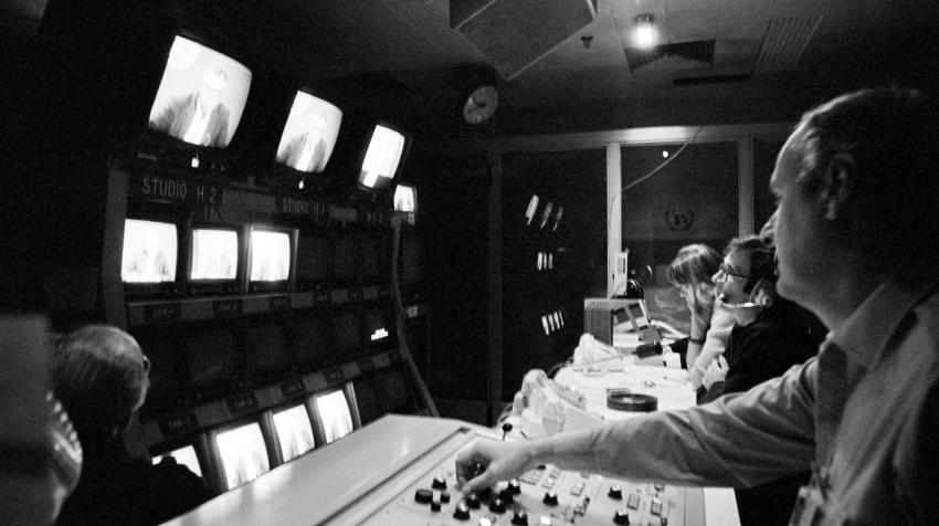 مهندس يعمل في غرفة التحكم الرئيسية لتلفزيون اﻷمم المتحدة في مقر اﻷمم المتحدة في نيويورك أثناء تسجيل لبرنامج الشؤون الجارية لتلفزيون اﻷمم المتحدة " وقائع عالمية " في 2 آب/ أغسطس 1984. UN Photo/Yutaka Nagata