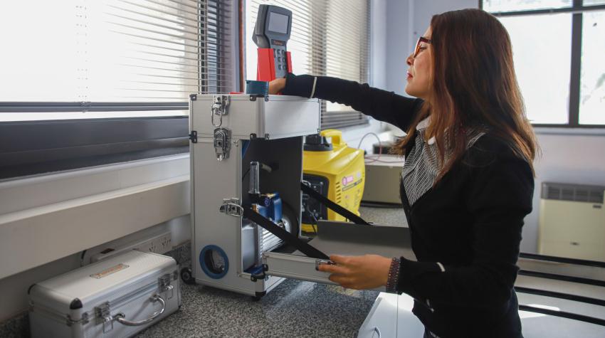 Researchers developed a novel device for measuring air quality while collecting and sampling fine particles (Photo: UNR)