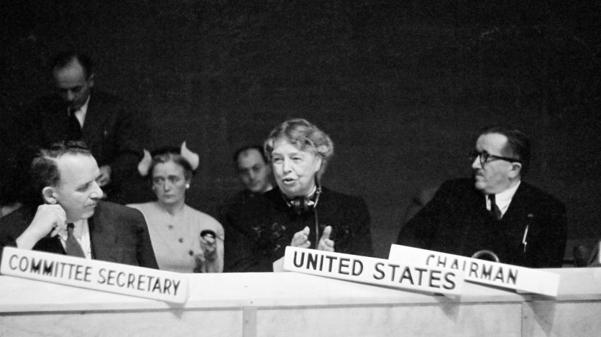 1948年5月1日，在日内瓦举行的第三届联合国人权委员会会议上，主席埃莉诺•罗斯福（中）与人权司主任约翰•彼得斯•汉弗莱教授（左）和主管社会事务助理秘书长亨利•兰吉尔（右）。联合国图片