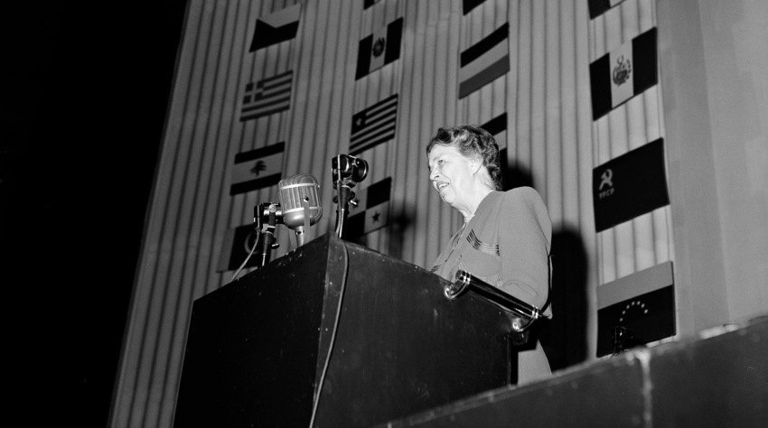 إليانور روزفلت تخاطب الجمعية العامة للأمم المتحدة قبل اعتماد الإعلان العالمي لحقوق الإنسان في قصر شايو، باريس، 10 كانون الأول/ ديسمبر 1948. UN Photo/MB