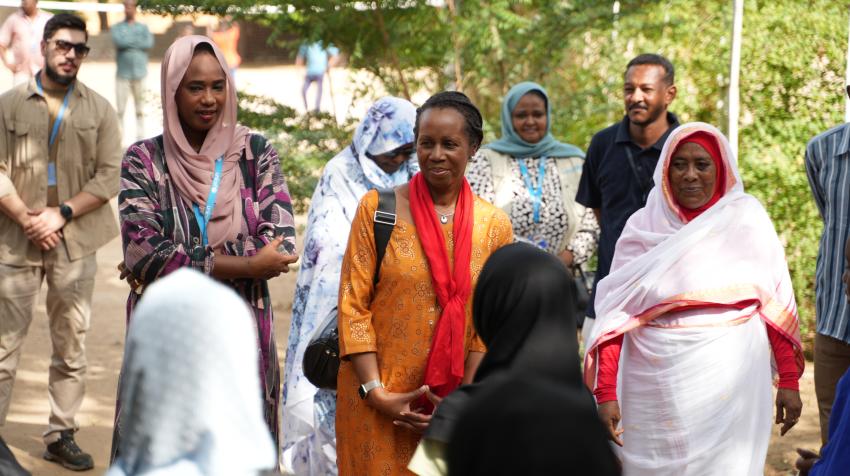 联合国苏丹驻地和人道主义协调员克莱芒蒂娜•恩奎塔-萨拉米参观苏丹卡萨拉州的Alhumaria学校。该学校是联合国儿基会的一个项目，为大多数从喀土穆来到卡萨拉州的境内流离失所儿童提供安全的学习场所。图片/Ala Kheir