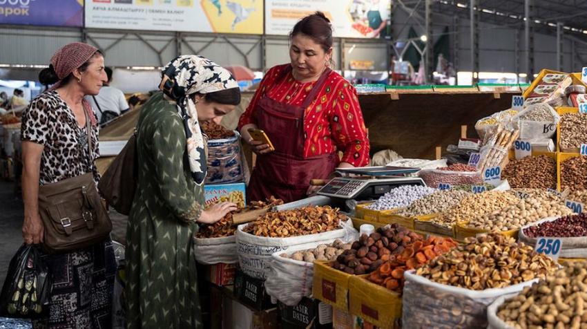 © IMF/Yam G-Jun. Prices at the Osh Bazaar in Bishkek, Kyrgyz Republic are rising due to inflation