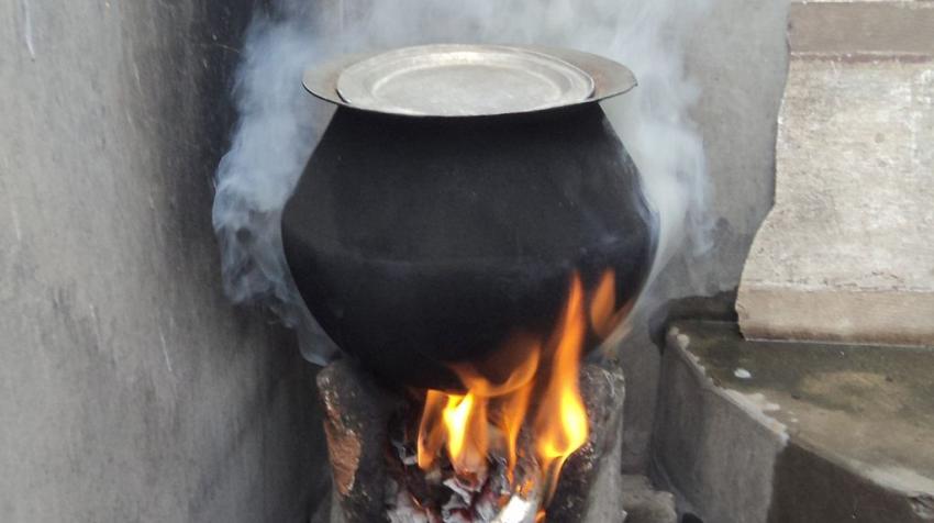 A rural stove in Tamil Nadu, India, burning plantation and paper waste, which can impact the health of people who rely on this method of cooking. LOGANATHAN . R., CC BY-SA 3.0, via Wikimedia Commons
