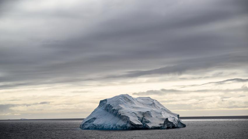 2023年11月22日，秘书长安东尼奥•古特雷斯访问南极期间从布兰斯菲尔德海峡看到的景象，他亲眼目睹了海冰以创纪录的速度融化到海洋中。联合国图片/Mark Garten