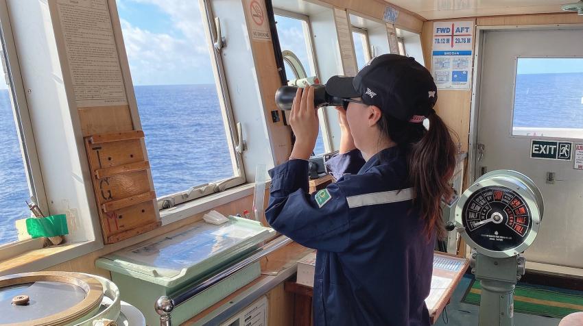 2023年3月，金南恩在一艘轮船甲板上眺望地平线。国际海事组织