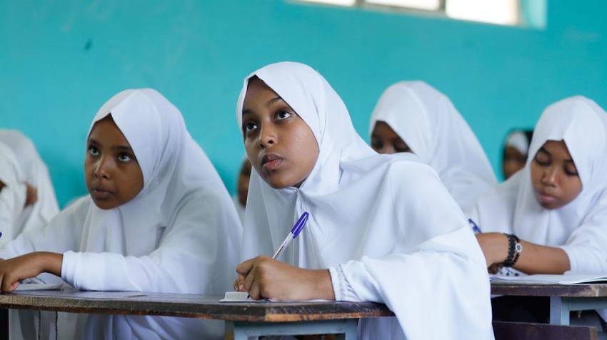 青年妇女正在上课，摄于埃塞俄比亚德雷达瓦，2023年。推行以母语为基础的多语言教育，可以提升受教育的机会和教育的包容性。儿基会埃塞俄比亚办事处