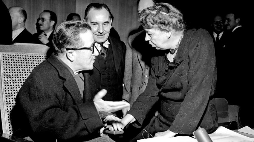 1947年1月27日，联合国主管社会事务助理秘书长亨利•洛吉耶在委员会第一届会议开幕前与联合国人权委员会主席兼美国代表埃莉诺•罗斯福进行会谈。联合国图片