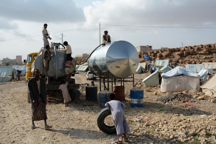 运水车抵达穆哈马欣家庭聚集地，这里有约200户来自也门萨达省的流离失所家庭。摄于2015年11月30日。人道协调厅/Philippe Kropf