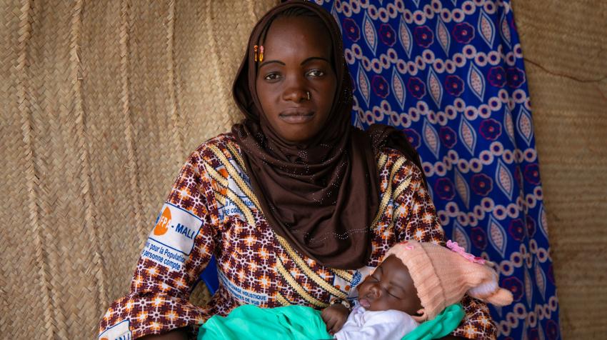 刚刚成为母亲的法图玛塔和她的孩子，摄于马里，2024年1月24日。自1994年国际人口与发展会议以来，孕产妇死亡率下降了34%，儿童死亡率降低了一半。人口基金马里办事处/Amadou Maiga