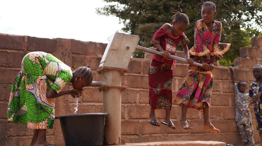 女童在西非的一个公共水井打水。Adobe Stock/Riccardo Niels Mayer