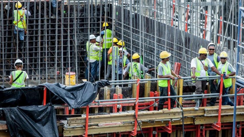 Gerardo Pesantez/World Bank Workers at a construction site.